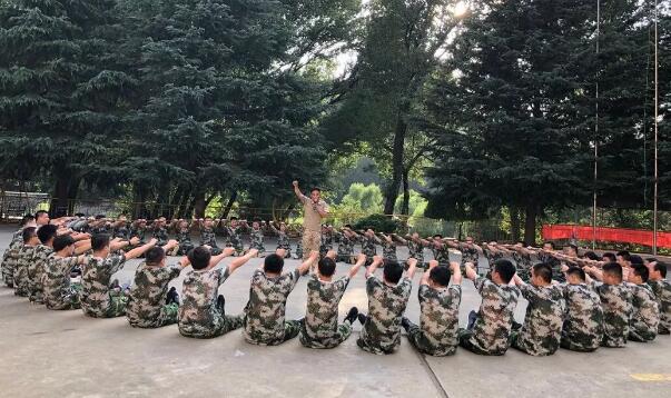 888集团游戏官网2019销售中心年中会议暨团队拓展活动圆满结束(图6)
