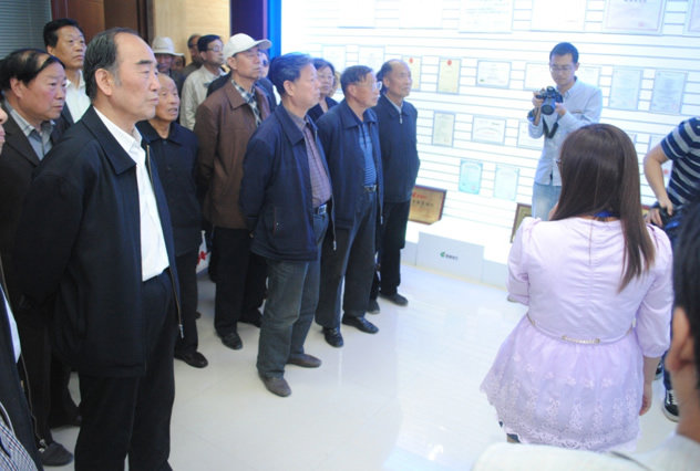 户县离休老干部莅临公司参观(图1) 户县离休老干部莅临公司参观(图1)